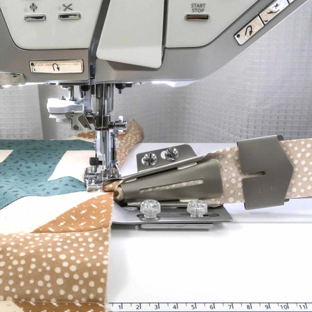The HUSQVARNA VIKING 4/8" Quilt Binder for IDF System binding the edge of a quilt