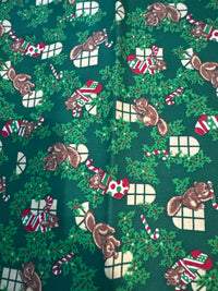 Calcetines navideños vintage con ardillas sobre fondo verde, 100 % algodón ligero. Precio por yarda.