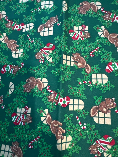 Calcetines navideños vintage con ardillas sobre fondo verde, 100 % algodón ligero. Precio por yarda.
