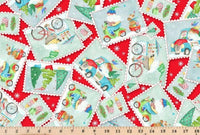Lámina de «Lanzamiento de postales de gnomos navideños» sobre tela roja 100 % algodón. Precio por yarda.