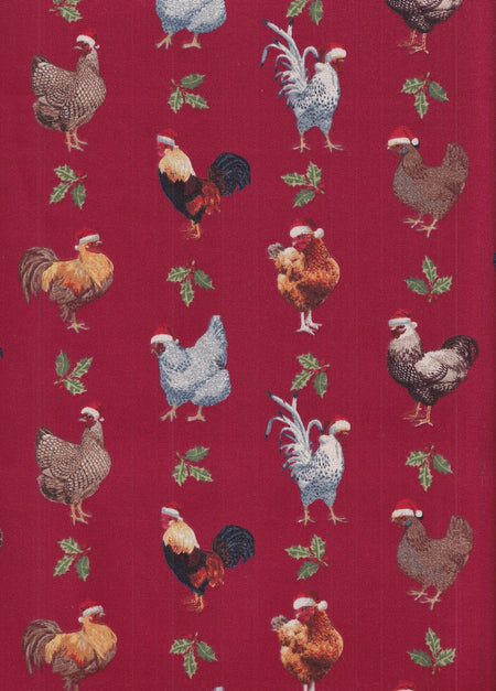 Gallos navideños: pollos con gorros de Papá Noel sobre fondo rojo. 100 % algodón.