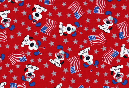 Cachorros patrióticos con banderas sobre fondo rojo brillante, 100 % algodón. Precio por yarda