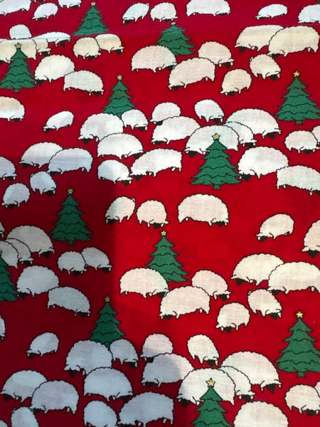 Ovejas y árboles navideños de estilo vintage sobre fondo verde. 100 % algodón ligero. Precio por yarda.