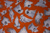 Tela de algodón 100 % naranja con fantasmas voladores de Halloween. Precio por yarda.
