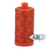 Bobina grande de hilo de algodón Aurifil de 50 wt en color naranja oxidado (2240)