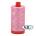 Bobina grande de hilo de algodón Aurifil de 50 wt en color rosa brillante