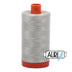 2843 Gris claro verdoso, hilo de algodón Aurifil de 50 wt, bobina grande
