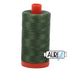 2890 Hilo de algodón Aurifil verde hierba muy oscuro, calibre 50, bobina grande