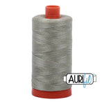2902 Verde laurel claro, hilo de algodón Aurifil de 50 wt, bobina grande