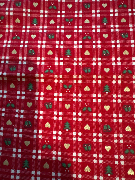 Tela navideña vintage con corazones dorados metalizados sobre fondo de cuadros rojos, 100 % algodón ligero. Precio por yarda.