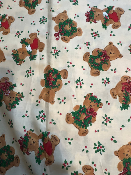 Ositos de peluche vintage navideños con coronas, en tela de algodón 100 % ligera de color crema. Precio por yarda.