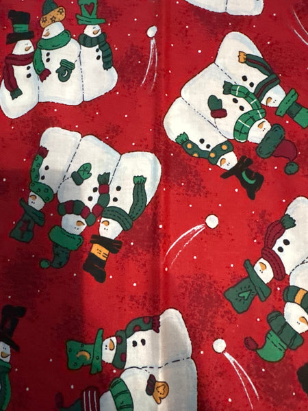 Trío de muñecos de nieve vintage navideños sobre fondo rojo, 100 % algodón ligero. Precio por yarda.