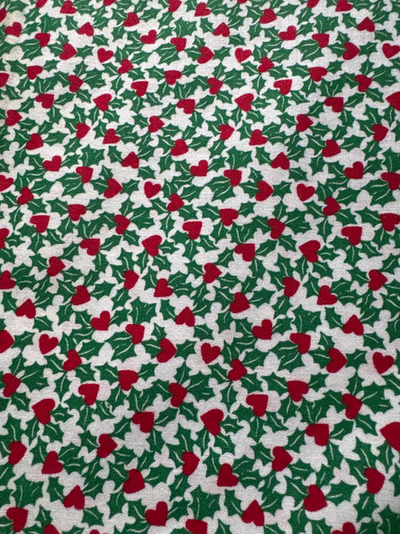 Corazones de acebo vintage sobre fondo crema, 100 % algodón ligero. Precio por yarda.