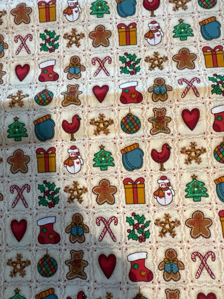 Mini bloques vintage navideños de pan de jengibre sobre fondo crema, 100 % algodón ligero. Precio por yarda.