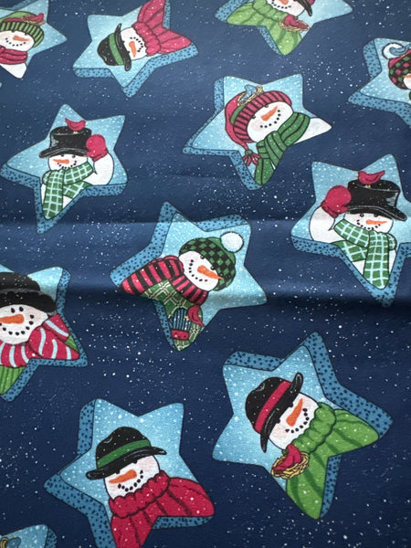 Muñecos de nieve vintage con estrellas sobre fondo azul, 100 % algodón ligero. Precio por yarda.