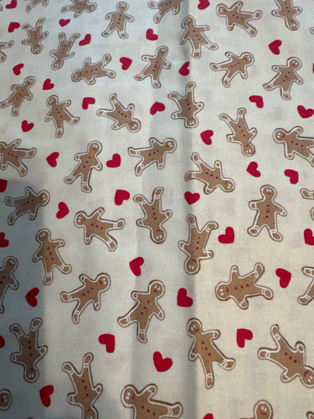 Mini estampado navideño vintage de galletas de jengibre y corazones sobre fondo crema, 100 % algodón ligero. Precio por yarda.