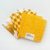 6 «fat quarters» — 3 estampados, 2 de cada uno — «Yellow Scallop Constellation», 100 % algodón, precortados