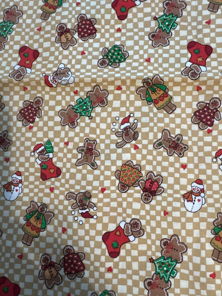 Calcetines navideños vintage de pan de jengibre sobre fondo de cuadros color crema, 100 % algodón ligero. Precio por yarda.