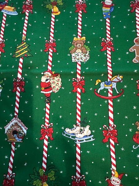 Tela con motivos navideños de juguetes antiguos y bastones de caramelo a rayas sobre fondo verde, 100 % algodón ligero. Precio por yarda.
