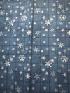 Motivos vintage de copos de nieve sobre fondo azul a cuadros. 100 % algodón ligero. Precio por yarda.