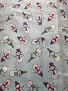 Muñecos de nieve y copos de nieve de estilo vintage sobre fondo azul claro, 100 % algodón ligero. Precio por yarda.