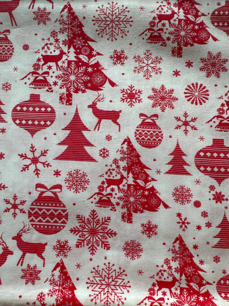 Árboles de Navidad, copos de nieve y ciervos sobre fondo blanco. 100 % algodón. Precio por yarda.