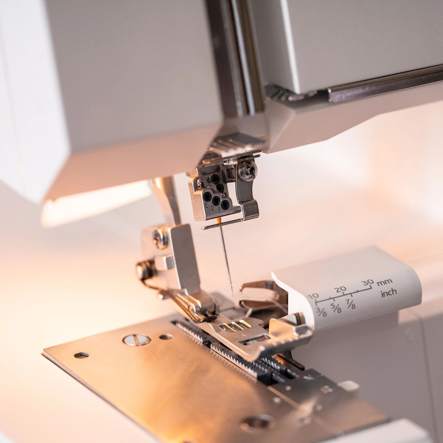 Refurbished HUSKYLOCK™ s21 Overlock Machine | Husqvarna® Viking®