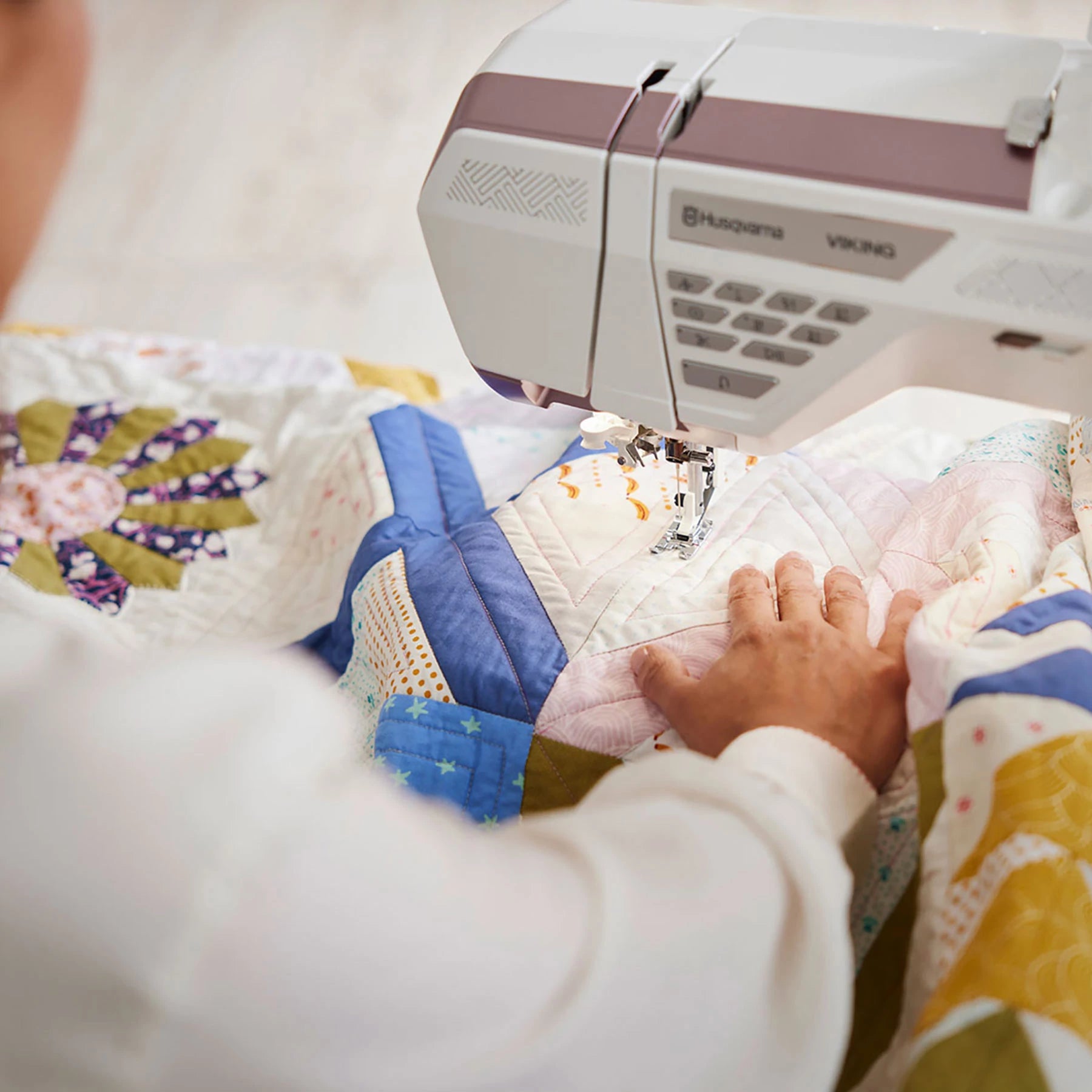 Refurbished EPIC™ QUILT™ 97 Sewing Bundle | Husqvarna® Viking®