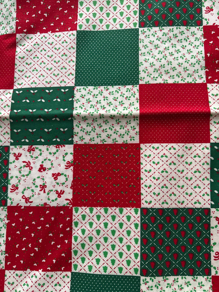 Mini estampados navideños de estilo vintage en cajas rojas, verdes y blancas. 100 % algodón ligero. Precio por yarda.