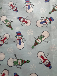 Muñecos de nieve y copos de nieve de estilo vintage sobre fondo azul claro, 100 % algodón ligero. Precio por yarda.
