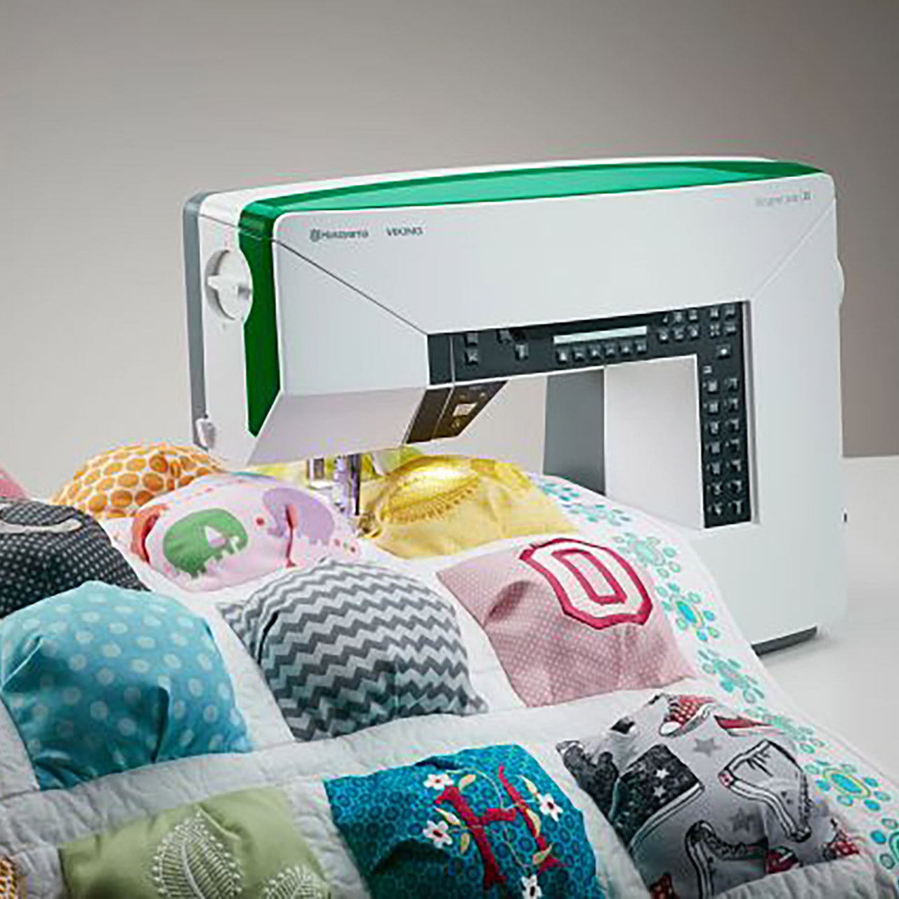 DESIGNER JADE™ 35 Sewing & Embroidery Machine | Husqvarna® Viking®