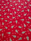 Miniárboles navideños de estilo vintage y copos de nieve sobre fondo rojo, 100 % algodón ligero. Precio por yarda.