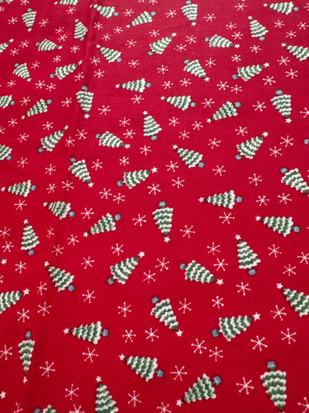 Miniárboles navideños de estilo vintage y copos de nieve sobre fondo rojo, 100 % algodón ligero. Precio por yarda.