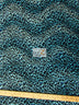 Tejido de felpa de pelo corto con estampado de guepardo azul y negro / Se vende por metros