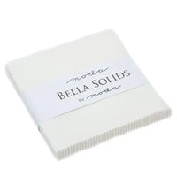 Paquete de retales «Charm Pack» de telas lisas Bella en color blanco roto