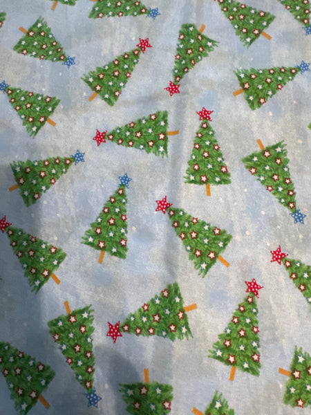 Árboles de Navidad sobre fondo azul, 100 % algodón. Precio por yarda