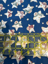 Estrellas vintage con muñecos de nieve sobre fondo azul, 100 % algodón ligero. Precio por yarda.