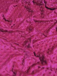 Tela suave para bebé Minky con lunares en relieve de color fucsia / Se vende por metros