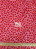 Tela de felpa de pelo corto con estampado de perro dálmata, de color rojo sobre fondo rosa / Se vende por metros