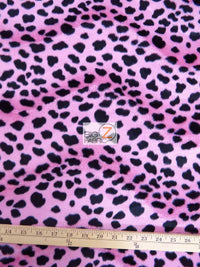 Tela de pelo corto con estampado de perro dálmata en terciopelo rosa / Se vende por metros