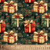 Regalos envueltos para Navidad con ramas de pino sobre fondo verde