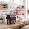 Bolso de transporte con ruedas «Everything Mary Rolling Serger Tote» con estampado floral en rojo y beige – Funda de transporte para máquina de overlock con correa de sujeción, ideal para viajes y clases