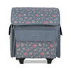Bolso con ruedas «Everything Mary Rolling Serger Tote» en gris con estampado floral acolchado – Funda de transporte para máquina de overlock con correa de sujeción, ideal para viajes y clases