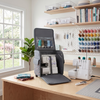 Bolso con ruedas «Everything Mary Rolling Serger Tote» en gris con estampado floral acolchado – Funda de transporte para máquina de overlock con correa de sujeción, ideal para viajes y clases
