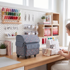 Bolso con ruedas «Everything Mary Rolling Serger Tote» en gris con estampado floral acolchado – Funda de transporte para máquina de overlock con correa de sujeción, ideal para viajes y clases