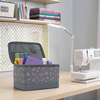 Organizador para caja de costura «Everything Mary» en estampado floral acolchado gris: estuche plegable de lados blandos para kit de costura con alfiletero y bolsillo para guardar accesorios de costura