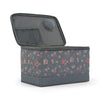 Organizador para caja de costura «Everything Mary» en estampado floral acolchado gris: estuche plegable de lados blandos para kit de costura con alfiletero y bolsillo para guardar accesorios de costura