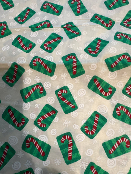 Bastones de caramelo navideños de estilo vintage en cajas verdes sobre tela de algodón 100 % ligera de color crema. Precio por yarda.
