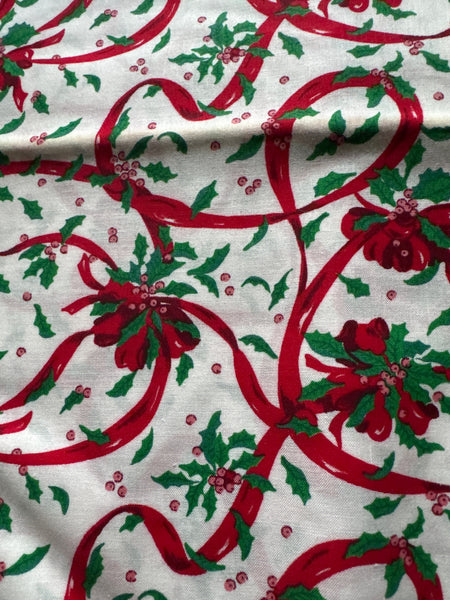 Cintas navideñas vintage con motivos de acebo sobre fondo crema, 100 % algodón ligero. Precio por yarda.