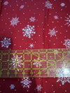 Diseño vintage con copos de nieve y lunares sobre fondo rojo, 100 % algodón ligero. Precio por yarda.